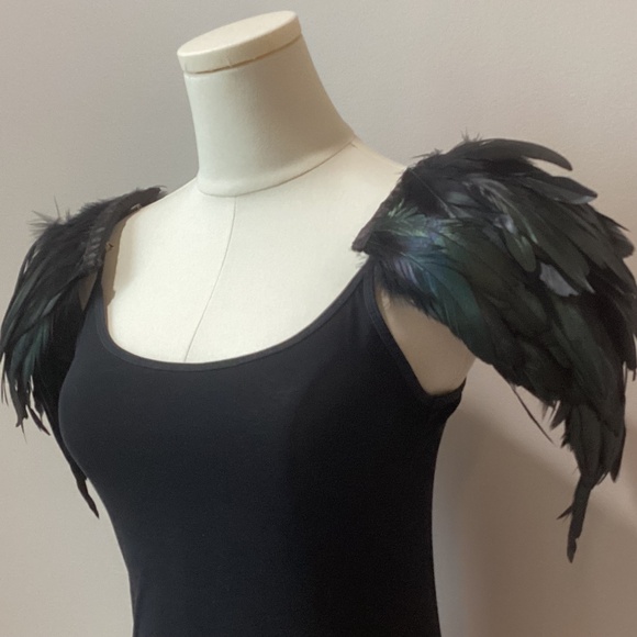 Black Feather Epaulets Shoulder Embellishment - Picture 3 of 8
